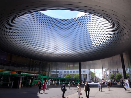 Der 2013 vollendete Messebau mit der Citylounge über der Tramstation setzte neue Maßstäbe.